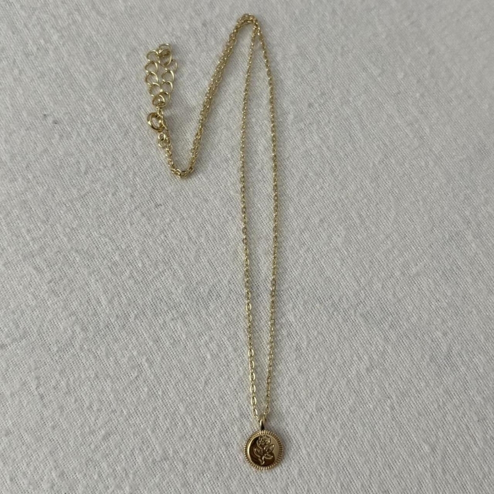 Elegant Gold Pendant Necklace